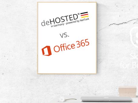 Bild an Wand mit Aufschrift "deHOSTED in Germany - powered by NetTask vs. Office 365". Skype for Business Logo rechts danaben an der Wand. Darunter ist ein Schreibtisch mit einem Laptop und Deko.