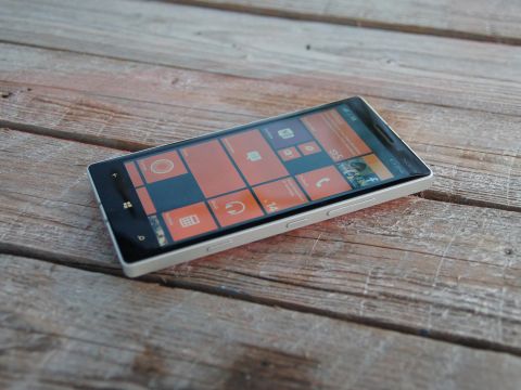 Nokia Lumia (Microsoft Smartphone) liegt auf einem Tisch