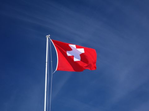 Schweizer Flagge vor blauen Himmel