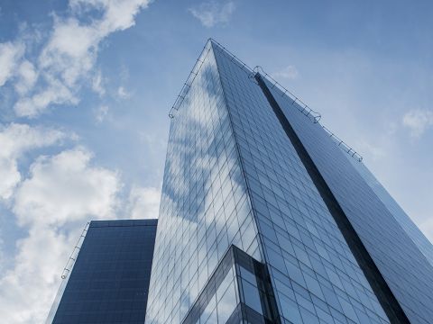 Hohes Gebäude mit Wolken im Hintergrund