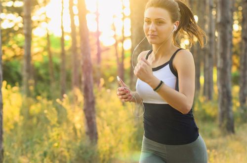 Junge Frau joggt zum Ausgleich in ihrer Freizeit