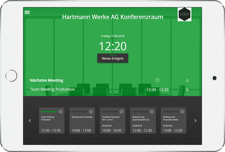 iPad mit der Anzeige des Raumbuchungssystem, dass der Meetingraum nicht belegt ist