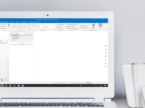 Laptop mit Microsoft Exchange dargestellt mit Microsoft Outlook