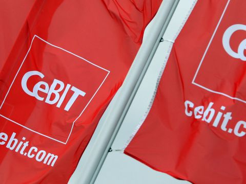 Rote Fahnen mit CeBIT Logo