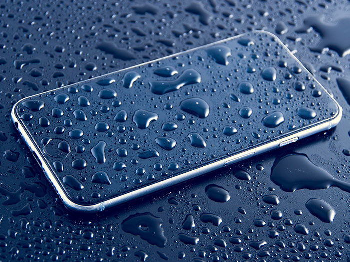 Smartphone mit Wassertropfen